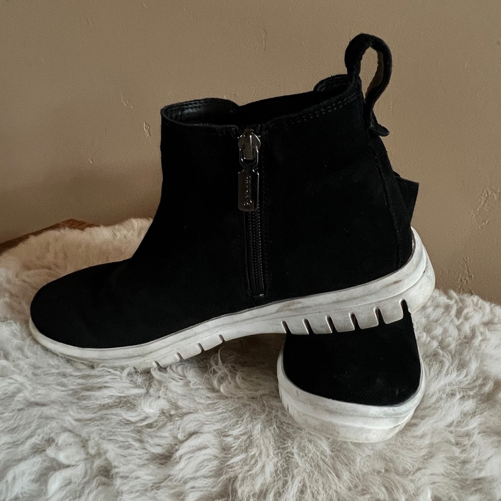 Blondo gently loved black “suede” 8.5M